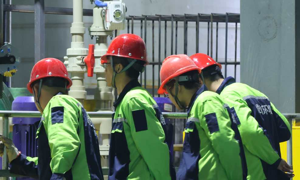 生产一线工人操作设备